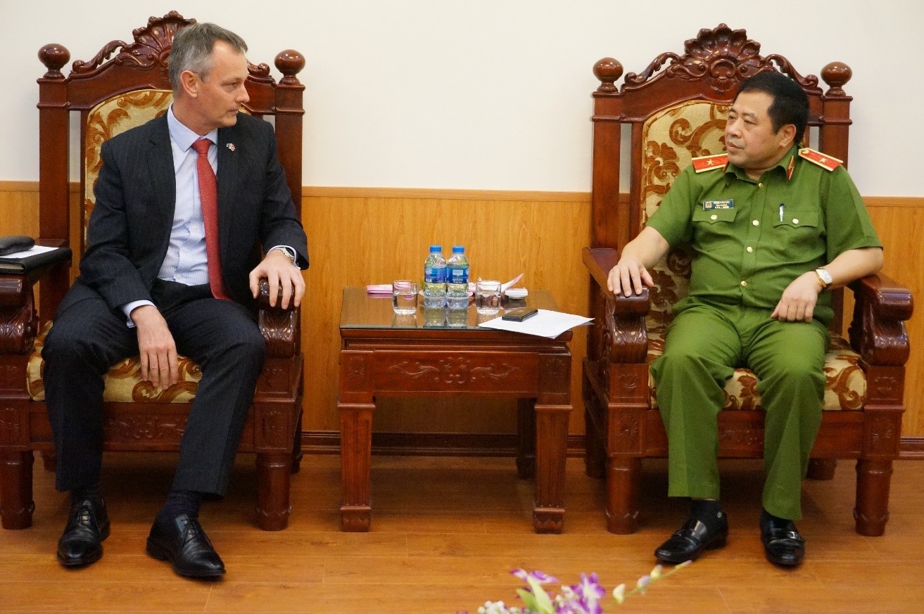 AFP Senior Officer Vietnam and MPS Director of Counter Narcotics discuss regional joint operations.